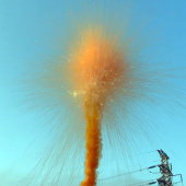 Дневная батарея салютов Оранжевый дымный цветок в серебряном мерцании 72 залпа СУ1107212-О купить в Ростове на Дону