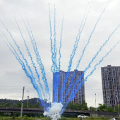 Дневной веерный салют Синий дым с треском искр по середине 15 залпов для гендер пати БС0715120-СТ купить в Ростове на Дону