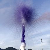 Дневная батарея салютов Сиреневый дымный цветок в серебряном мерцании 72 залпа СУ1107212-СН купить в Ростове на Дону